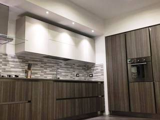 Realizzazioni, L&M design di Cinzia Marelli L&M design di Cinzia Marelli Built-in kitchens Engineered Wood Transparent