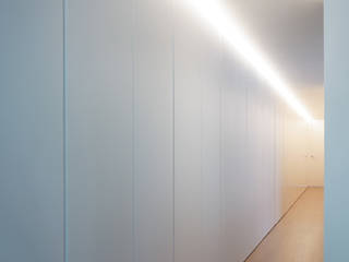 VIVIENDA CÍSCAR, Ximo Roca Diseño Ximo Roca Diseño Modern Corridor, Hallway and Staircase