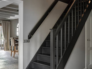 Landelijk interieur straalt in nieuwe kleuren - jij mag binnenkijken!, Pure & Original Pure & Original Лестницы