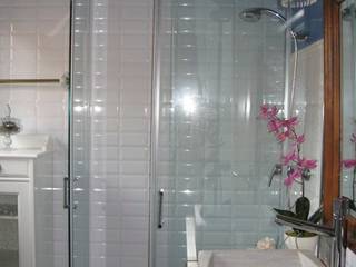 Reforma de un baño pequeño en Madrid, Almudena Madrid Interiorismo, diseño y decoración de interiores Almudena Madrid Interiorismo, diseño y decoración de interiores Modern bathroom Turquoise