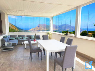 Vetrate Panoramiche: Terrazzo con Vetrata Panoramica, SEAR di Azzarello Caterina & C snc SEAR di Azzarello Caterina & C snc Balcony Glass