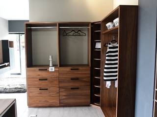 Closets & Vestidores, Tanyerin Tanyerin Nowoczesna garderoba Drewno O efekcie drewna