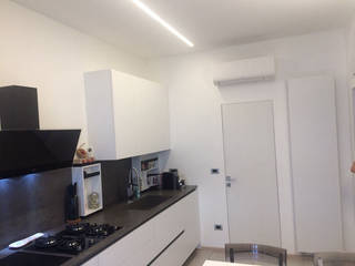 Ristrutturazione di un appartamento su due livelli in Corso Vercelli a Milano, F.lli Migliari Snc F.lli Migliari Snc Built-in kitchens