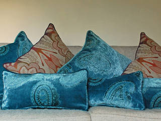 Bespoke cushions in velvet and linen, Nutmeg and Sage Nutmeg and Sage クラシックデザインの リビング