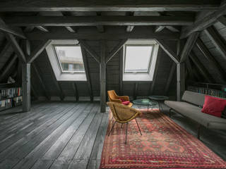 WILHELM III. Schwarzer Salon im Dach, AMUNT Architekten in Stuttgart und Aachen AMUNT Architekten in Stuttgart und Aachen Ausgefallene Wohnzimmer Holz Schwarz