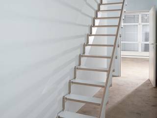 Raumsparende Klapptreppe zum Dachboden, raumvonwert GmbH raumvonwert GmbH Escaleras