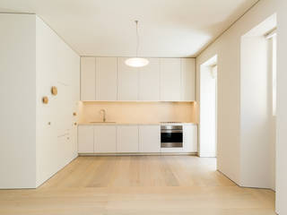 Apartamento totalmente remodelado em Lisboa, HOUSE PHOTO HOUSE PHOTO 置入式廚房