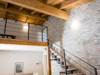 VILLA IN BIOEDILIZIA, MONTECHIARO D'ACQUI, Building Evolution Building Evolution Salas de estilo industrial