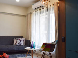 A compact apartment interior, unTAG Architecture and Interiors unTAG Architecture and Interiors Soggiorno minimalista
