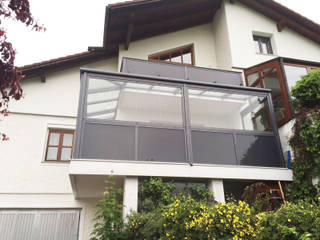 Wintergarten - Sommergarten unterm Balkon, Schmidinger Wintergärten, Fenster & Verglasungen Schmidinger Wintergärten, Fenster & Verglasungen Nhà kính phong cách hiện đại Nhôm / Kẽm