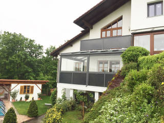 Wintergarten - Sommergarten unterm Balkon, Schmidinger Wintergärten, Fenster & Verglasungen Schmidinger Wintergärten, Fenster & Verglasungen Jardines de invierno de estilo moderno Aluminio/Cinc