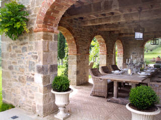 Villa di pietra con porticato, Arkproject Camaiti & Cangi Arkproject Camaiti & Cangi Balcone, Veranda & Terrazza in stile rustico Pietra