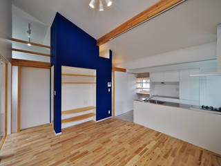 濃藍の家, ユウ建築設計室 ユウ建築設計室 Skandynawski salon