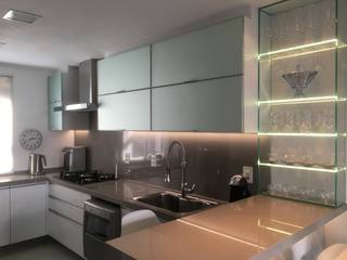 Cozinha branco e cinza, Paula Szabo Arquitetura Paula Szabo Arquitetura ห้องครัว