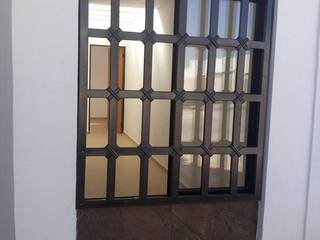 PROTECCION PARA VENTANA, ENGO MANUFACTURAS METALICAS ENGO MANUFACTURAS METALICAS Puertas y ventanas de estilo minimalista Metal