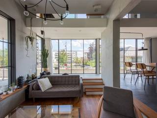 駐車場のある住宅, ＣＯ２ＷＯＲＫＳ ＣＯ２ＷＯＲＫＳ Modern living room Wood White