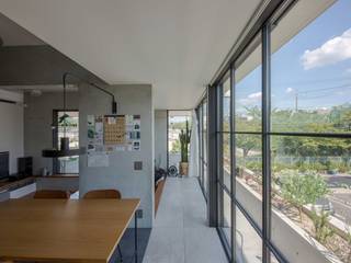 駐車場のある住宅, ＣＯ２ＷＯＲＫＳ ＣＯ２ＷＯＲＫＳ Modern Corridor, Hallway and Staircase Tiles Grey