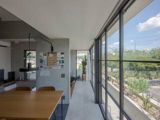 駐車場のある住宅, ＣＯ２ＷＯＲＫＳ ＣＯ２ＷＯＲＫＳ Pasillos, vestíbulos y escaleras de estilo moderno Azulejos