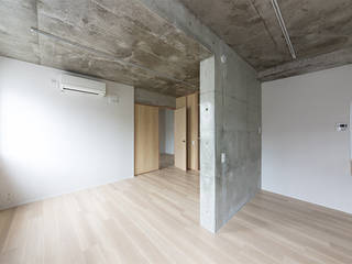 白壁の集合住宅, ＣＯ２ＷＯＲＫＳ ＣＯ２ＷＯＲＫＳ Modern living room Concrete Grey