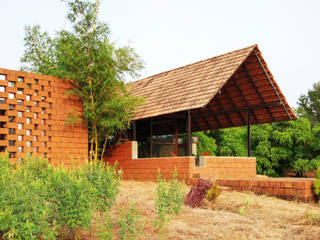 Vrindavan, weekend home at Sindhudurg, unTAG Architecture and Interiors unTAG Architecture and Interiors Nhà đồng quê
