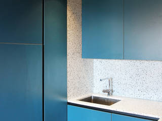 Viale Tirreno, Massimo Zanelli architetto Massimo Zanelli architetto Built-in kitchens Engineered Wood Transparent