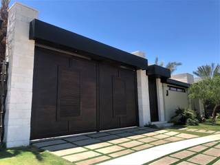 CHD Company ofrece grandeza a la vista., CHD COMPANY CHD COMPANY Mediterranean style garage/shed Solid Wood Wood effect