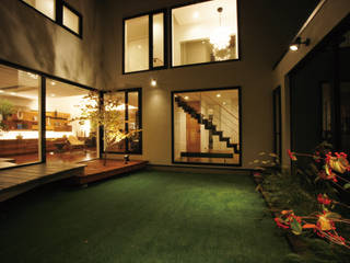 H House in Sapporo, HOKUTO DESIGN OFFICE HOKUTO DESIGN OFFICE Balcones y terrazas de estilo ecléctico