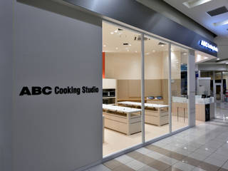 ABC Cooking Studio Nagoya Dome, KITZ.CO.LTD KITZ.CO.LTD Powierzchnie handlowe Aluminium/Cynk Pomarańczowy