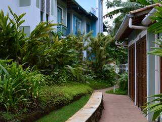 PAISAGISMO EM CONDOMÍNIO DE CASAS NA PRAIA, Mazorra Studio Mazorra Studio Jardines de estilo tropical