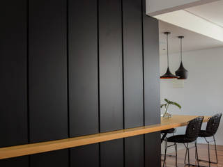 ATELIER ABERTO | Ap Ondina, Atelier Aberto Arquitetura Atelier Aberto Arquitetura Salas de jantar modernas Madeira Efeito de madeira
