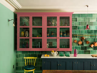 The Bond Street Classic Showroom deVOL Kitchens Ausgefallene Küchen Massivholz Pink wall cupboard,pink cupboard,pink kitchen,glazed cupboard,green tile,bright kitchen,colourful kitchen