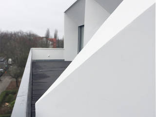 Weißes Dachgeschoss - Aufstockung und Sanierung eines Wohnhauses aus den 70er Jahren, boehning_zalenga koopX architekten in Berlin boehning_zalenga koopX architekten in Berlin Eklektik Evler