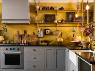 The Bond Street Shaker Showroom by deVOL, deVOL Kitchens deVOL Kitchens Dapur Gaya Mediteran Parket Multicolored