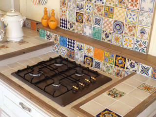 Cucina in muratura stile country chic, realizzazione su misura , Mobili a Colori Mobili a Colori مطبخ ذو قطع مدمجة بلاط