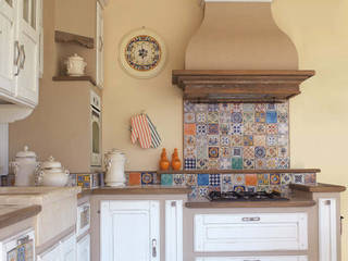 Cucina in muratura stile country chic, realizzazione su misura , Mobili a Colori Mobili a Colori システムキッチン 無垢材 多色