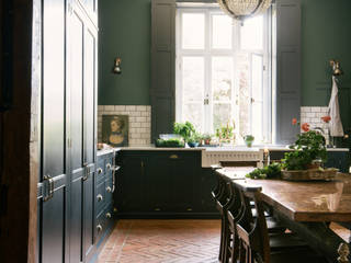 The Victorian Rectory by deVOL, deVOL Kitchens deVOL Kitchens クラシックデザインの キッチン 無垢材 多色