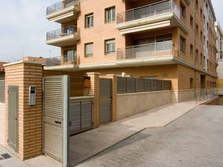 Edificio de viviendas en Torredembarra (Tarragona), Proarquitectura S.L.P. Proarquitectura S.L.P. บ้านสำหรับครอบครัว