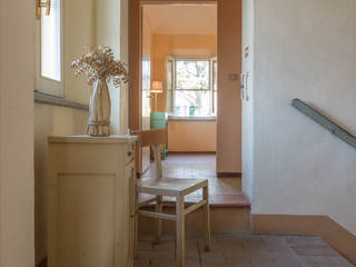 HOME STAGING in un meraviglioso casale da ristrutturare, Mirna Casadei Home Staging Mirna Casadei Home Staging Rustic style corridor, hallway & stairs