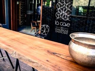 La Cave Gastrobar, Eisen Holz Eisen Holz Nhà bếp phong cách mộc mạc