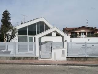slash/house, Nico Papalia Architect Nico Papalia Architect Moderner Flur, Diele & Treppenhaus