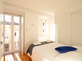 Apartamento T2 renovado ganhou aparência moderna em Lisboa, Lisbon Heritage Lisbon Heritage Спальня в стиле модерн