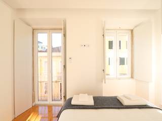 Apartamento T2 renovado ganhou aparência moderna em Lisboa, Lisbon Heritage Lisbon Heritage Phòng ngủ phong cách hiện đại