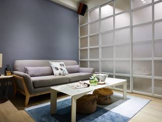 以低調的灰藍作為客廳牆面主體色 弘悅國際室內裝修有限公司 Living room