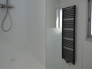 ÉLOGE DE LA SIMPLICITÉ À SAINTE-LUCE-SUR-LOIRE, UN AMOUR DE MAISON UN AMOUR DE MAISON 現代浴室設計點子、靈感&圖片