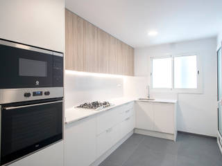 Reforma de cocina en Badalona, Grupo Inventia Grupo Inventia Built-in kitchens Wood-Plastic Composite