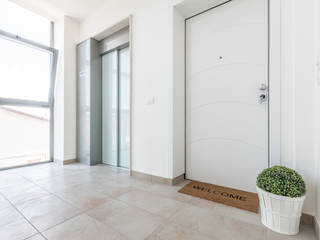 HOMESTAGING in un appartamento DI NUOVA COSTRUZIONE IN VENDITA A CESENA, Mirna Casadei Home Staging Mirna Casadei Home Staging Pasillos, vestíbulos y escaleras modernos