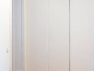 GANTZ - beleuchteter Garderobenschrank nach Maß in Flurnische, GANTZ - Regale und Einbauschränke nach Maß GANTZ - Regale und Einbauschränke nach Maß Modern Corridor, Hallway and Staircase Engineered Wood White
