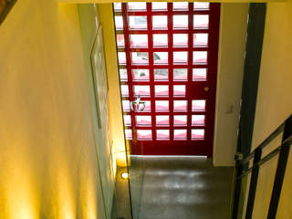 Loft de la escalera espiral roja, arqflores / architect arqflores / architect ドア