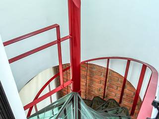 Loft de la escalera espiral roja, arqflores / architect arqflores / architect Escaleras