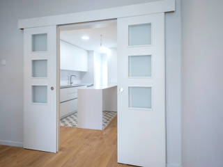 Reforma integral en calle Llenguadoc de Barcelona, Grupo Inventia Grupo Inventia Sliding doors Wood Wood effect